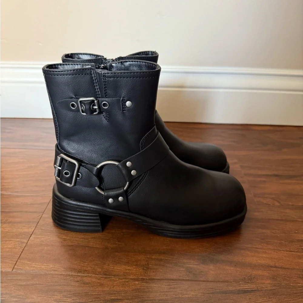 NWOT Steve Madden Girls JFlyer Black Moto Boots with Buckle Detail-Size 2